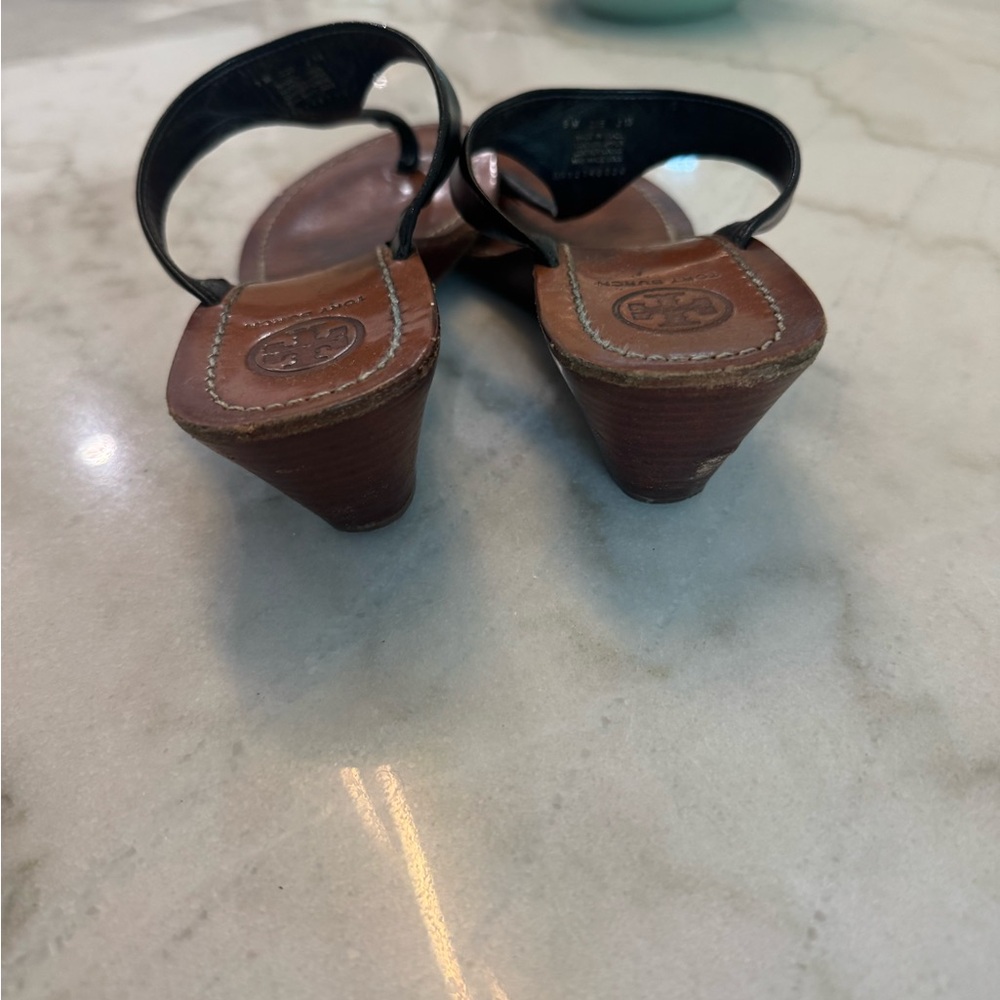 Tory Burch Black Leather Thong Sandals with Gold Logo - Picture 5 of 9